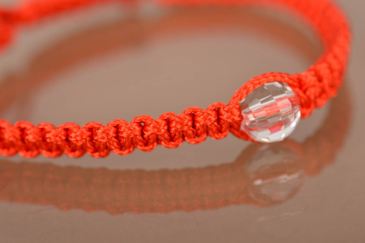 Браслет из вощеного шнурка красный плетеный с прозрачной бусиной ручной работы фото 3