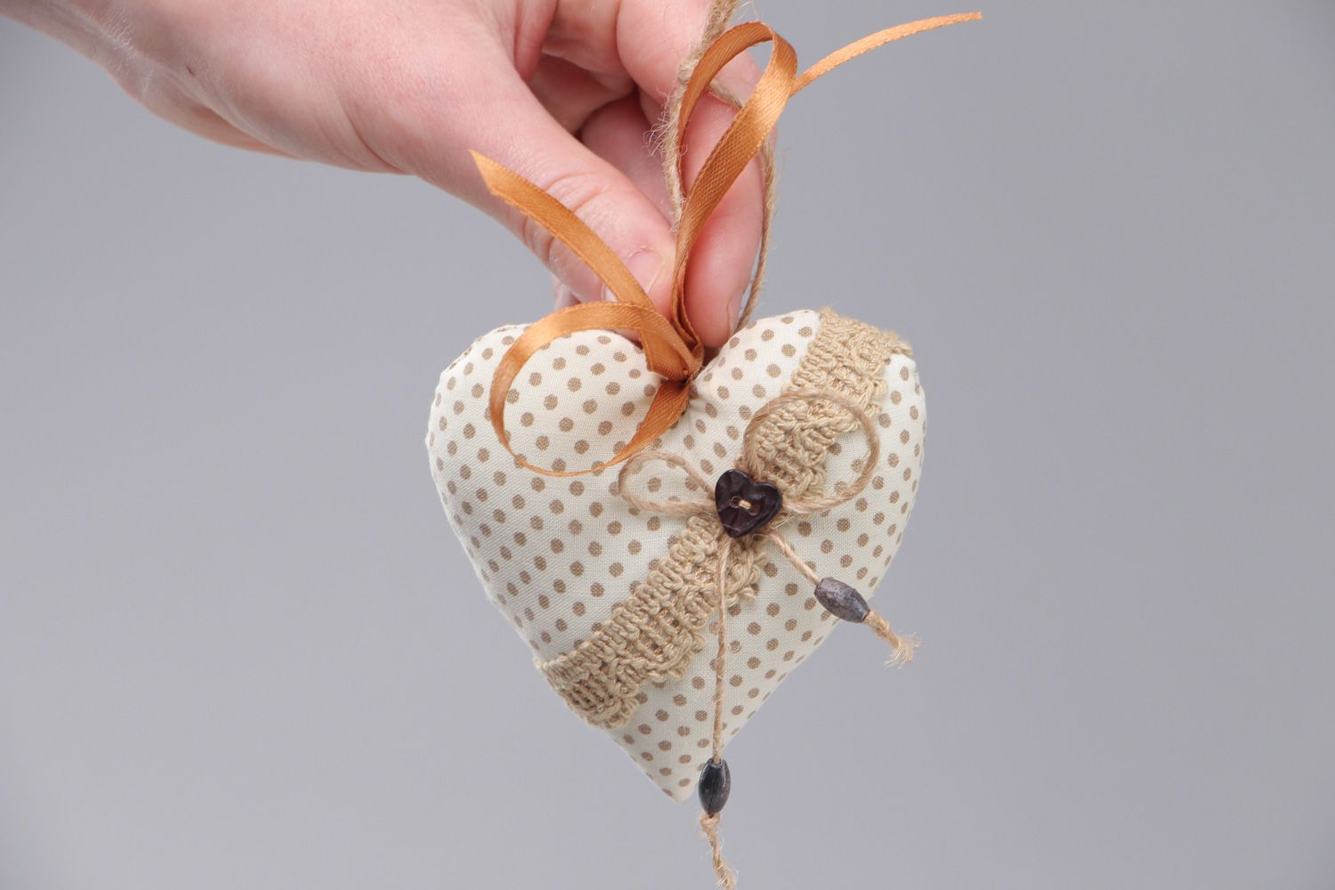 Подвеска для дома мягкое сердце из ткани ручной работы декоративное с кружевом и лентами фото 4