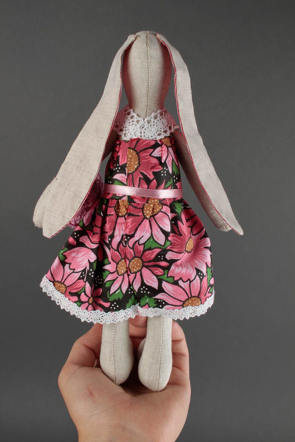 Schönes Kuscheltier Hase im Kleid handmade Stoff Spielzeug Geschenk für Kinder foto 2