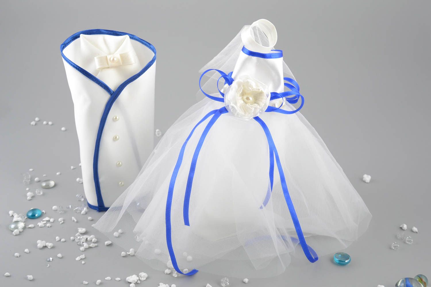 Jolis habits de mariés pour bouteilles blanc bleu faits main en satin et tulle photo 1