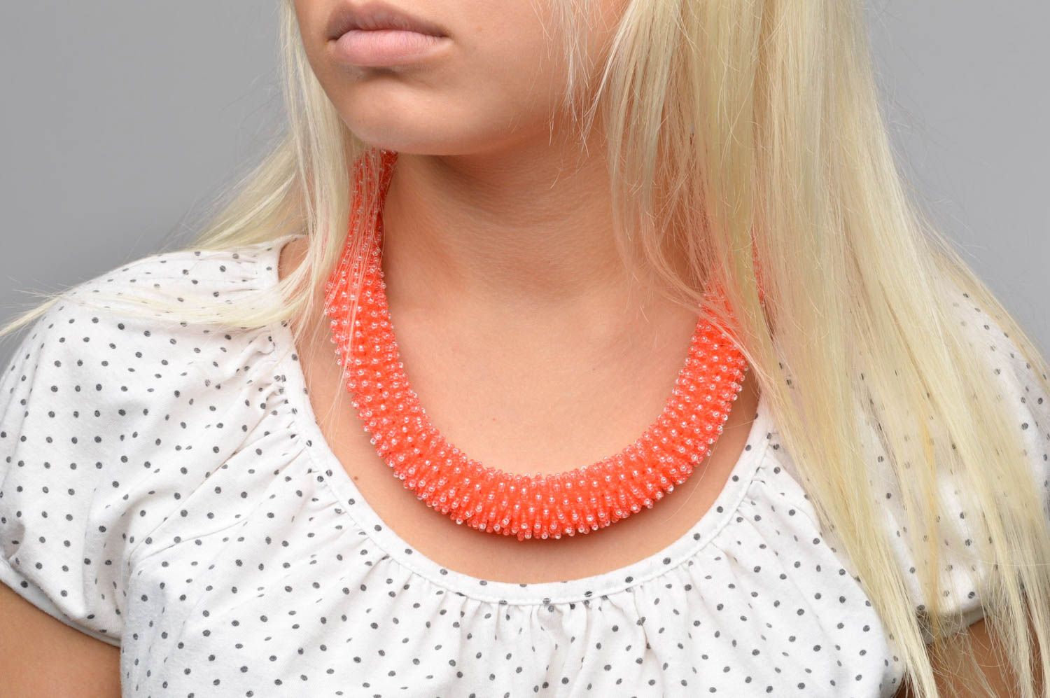 Collana di perline fatta a mano bigiotteria da donna in colore corallo foto 3