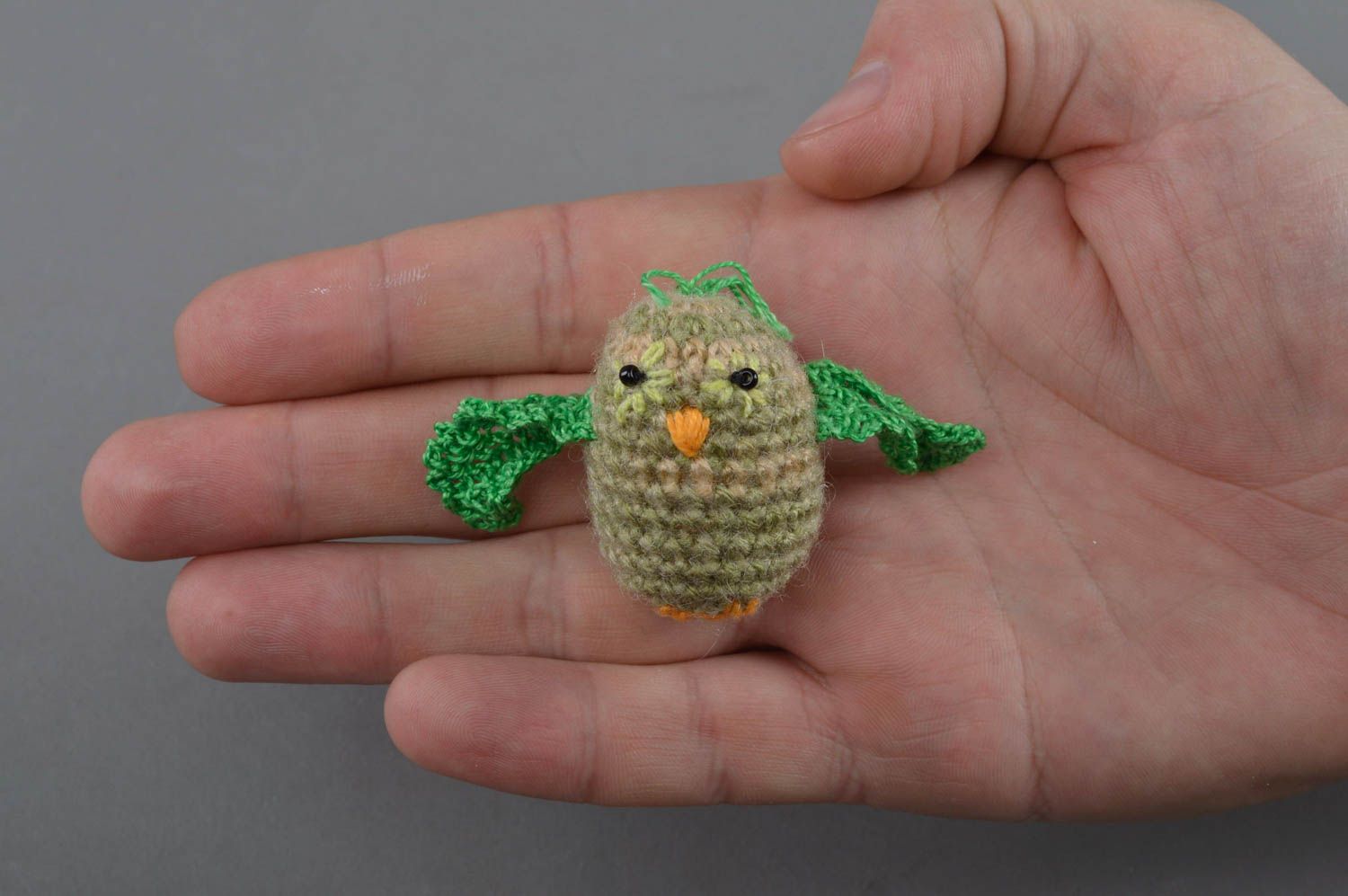 Маленькая вязаная игрушка брелок в виде лесной совы с петелькой ручная работа фото 4