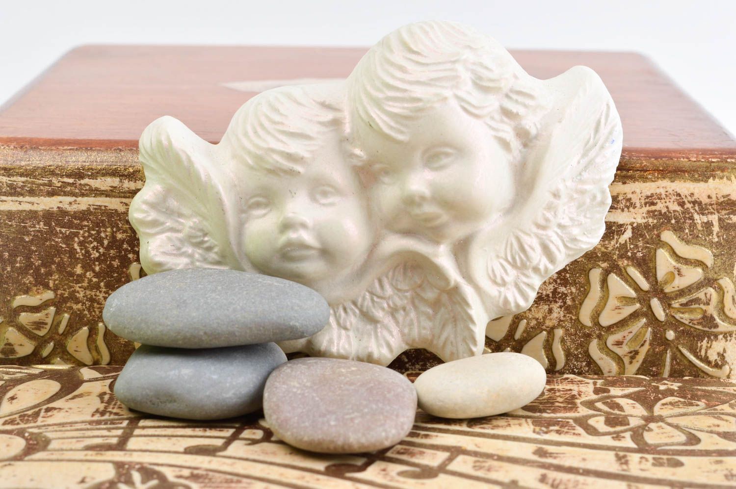 Необычный подарок ручной работы настенный декор фигурка ангелов из гипса фото 1