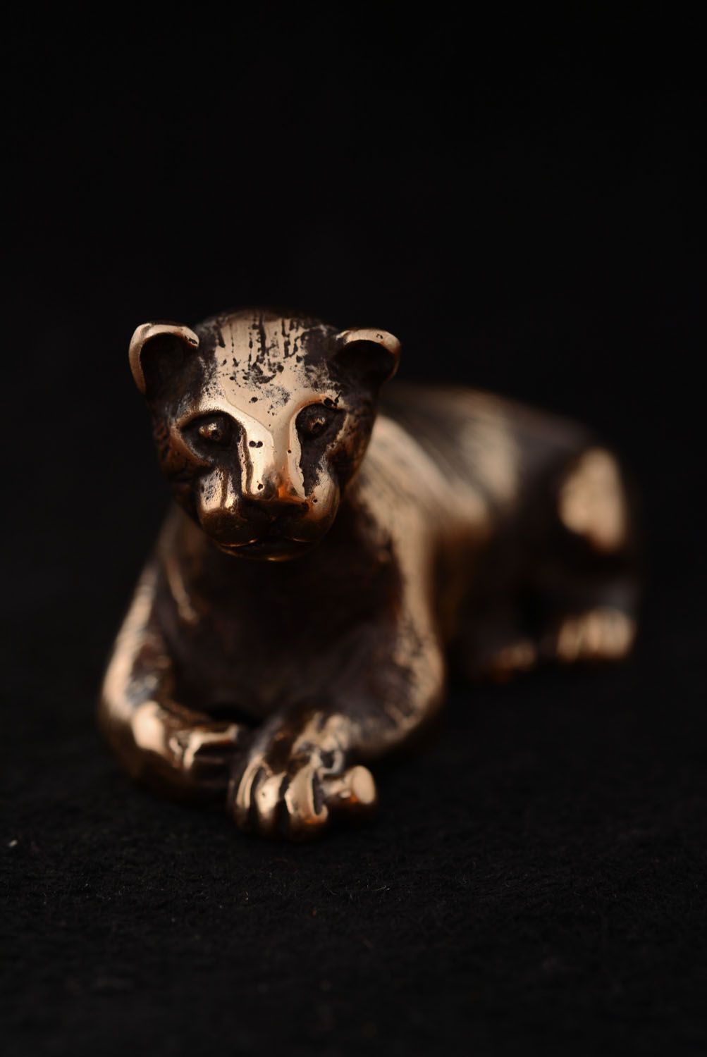 Figurine en bronze Lionne faite main photo 2