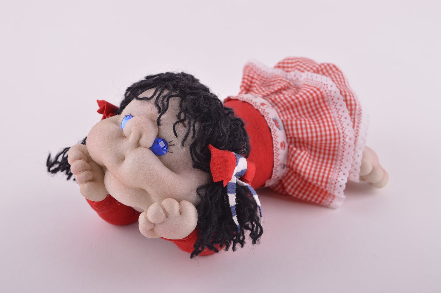 Muñeco artesanal juguete original elemento decorativo caperucita roja acostada foto 2