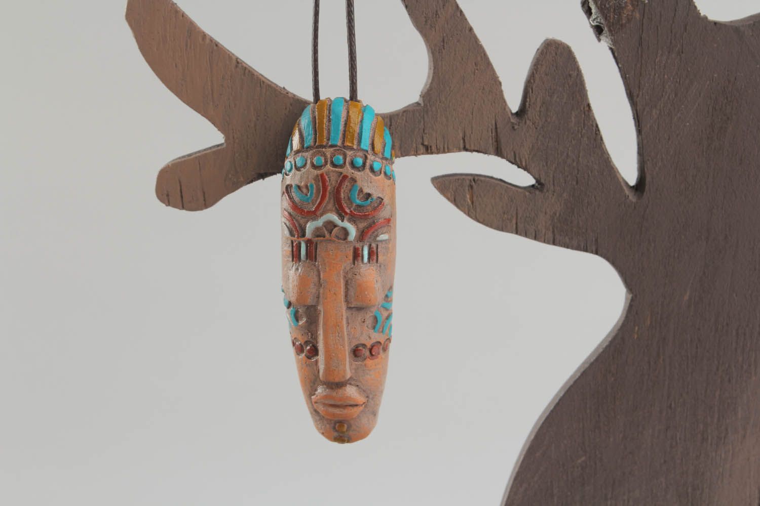 Pingente de cerâmica feito de argila pintado com tintas acrílicas no estilo Africano foto 5