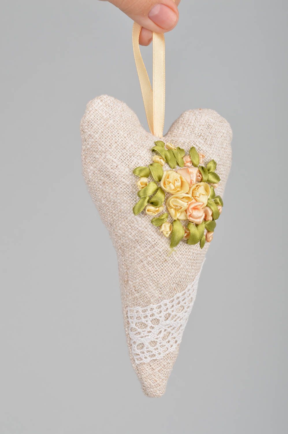 Интерьерная подвеска сердце из льна с вышитыми атласными цветками ручной работы фото 3