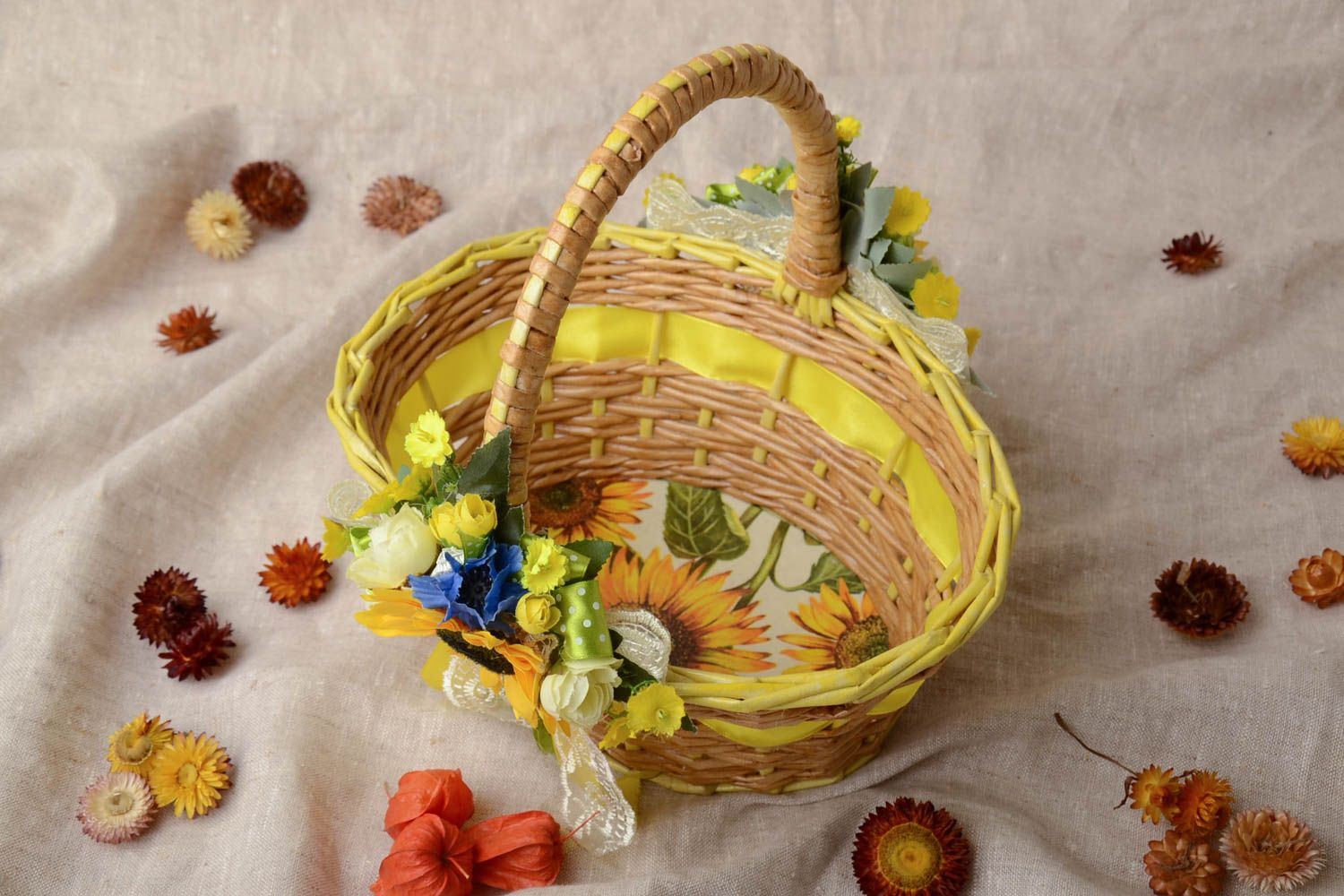 Newspaper basket with artificial flowers photo 1