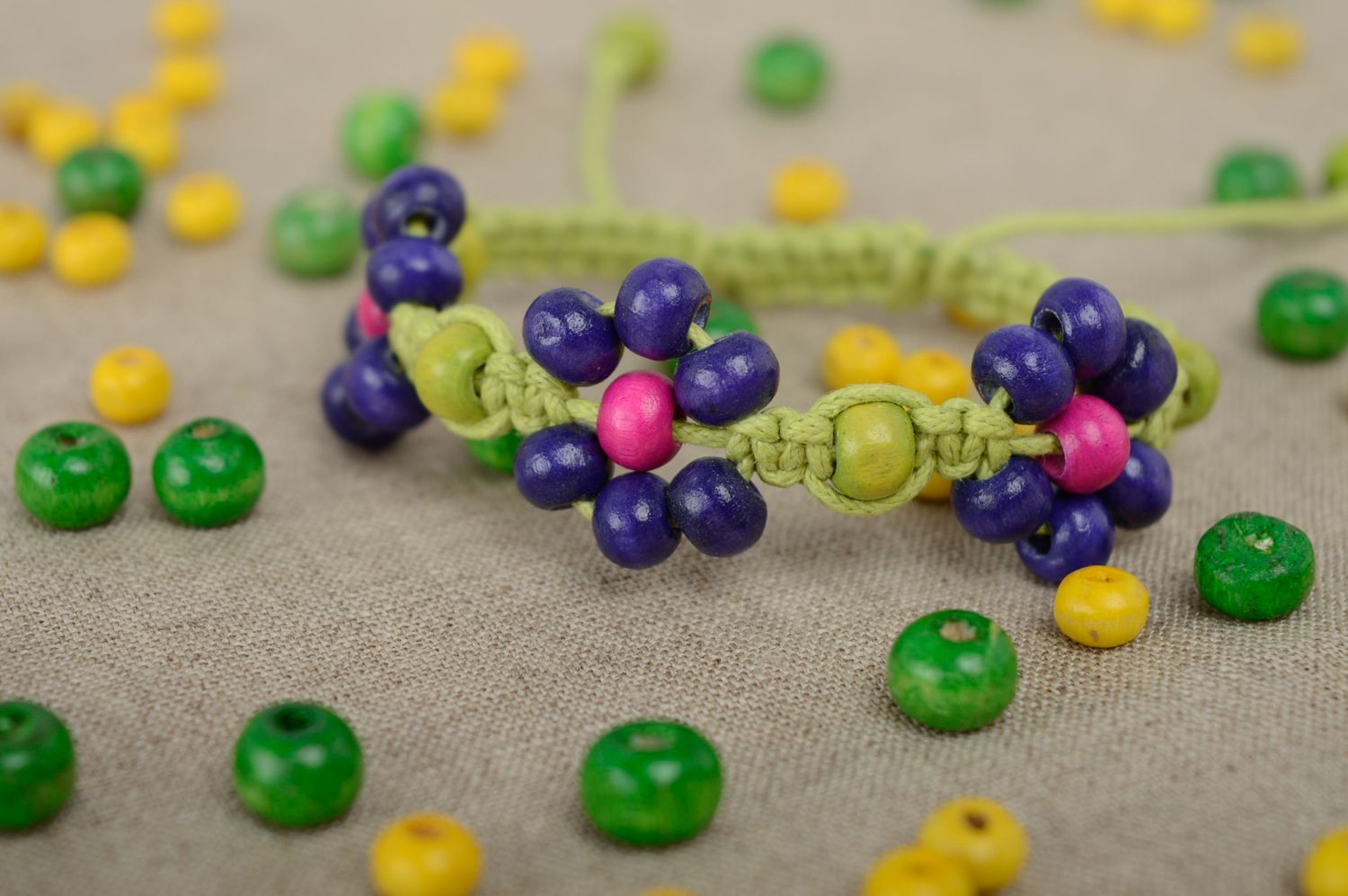 Bracelet en macramé de lacet ciré et perles de bois multicolore fait main femme photo 2