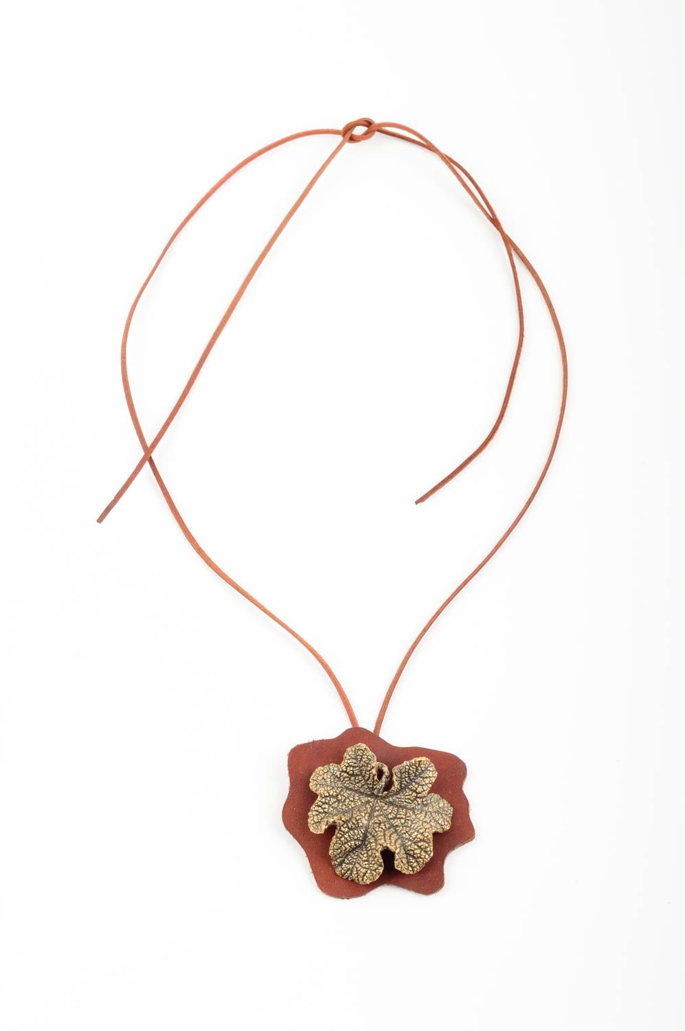 Colgante de cuero y de metal hecho a mano regalo artesano accesorio para mujeres foto 1