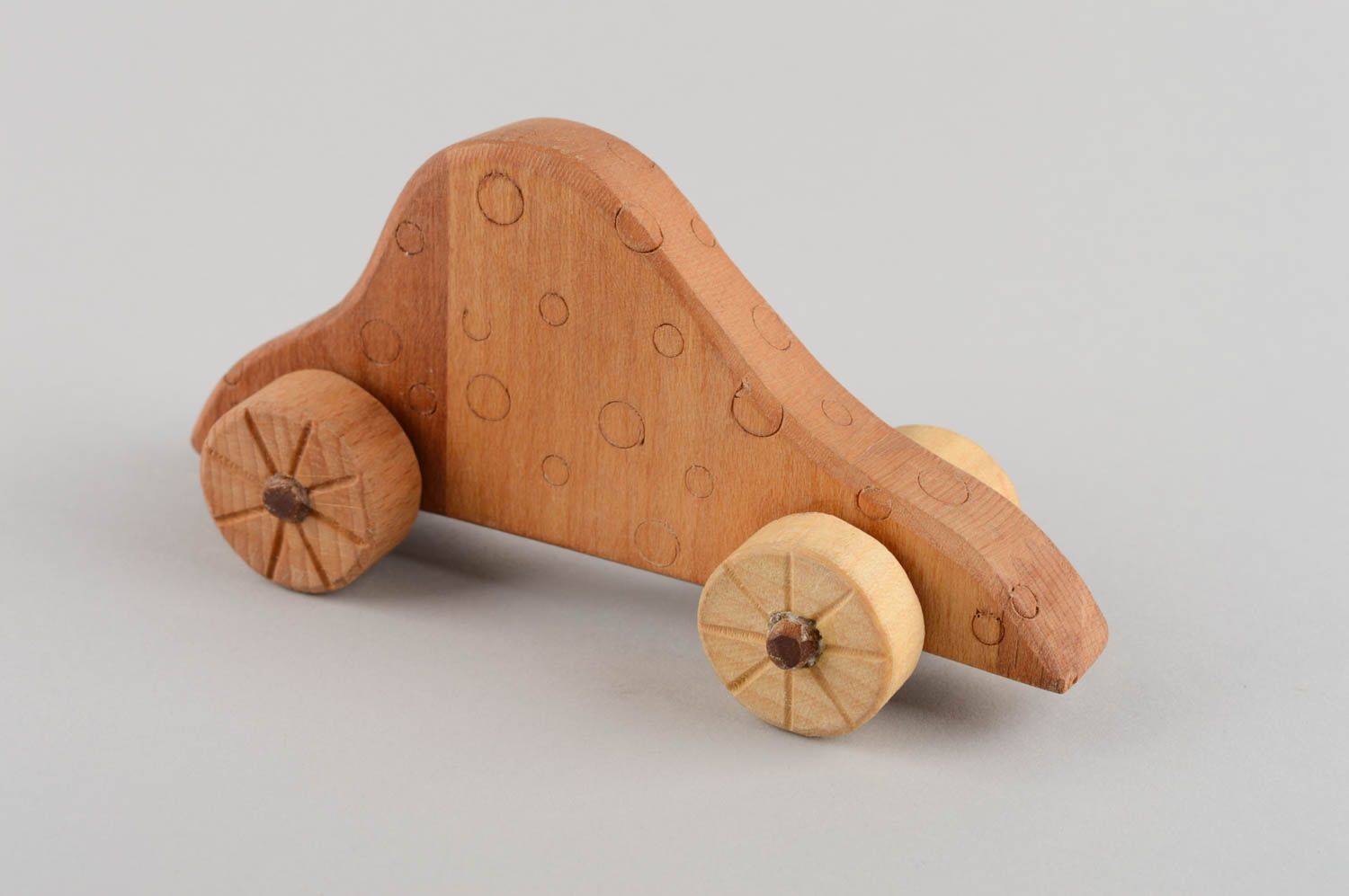 Маленькая деревянная машинка ручной работы экологически чистая игрушка для детей фото 2
