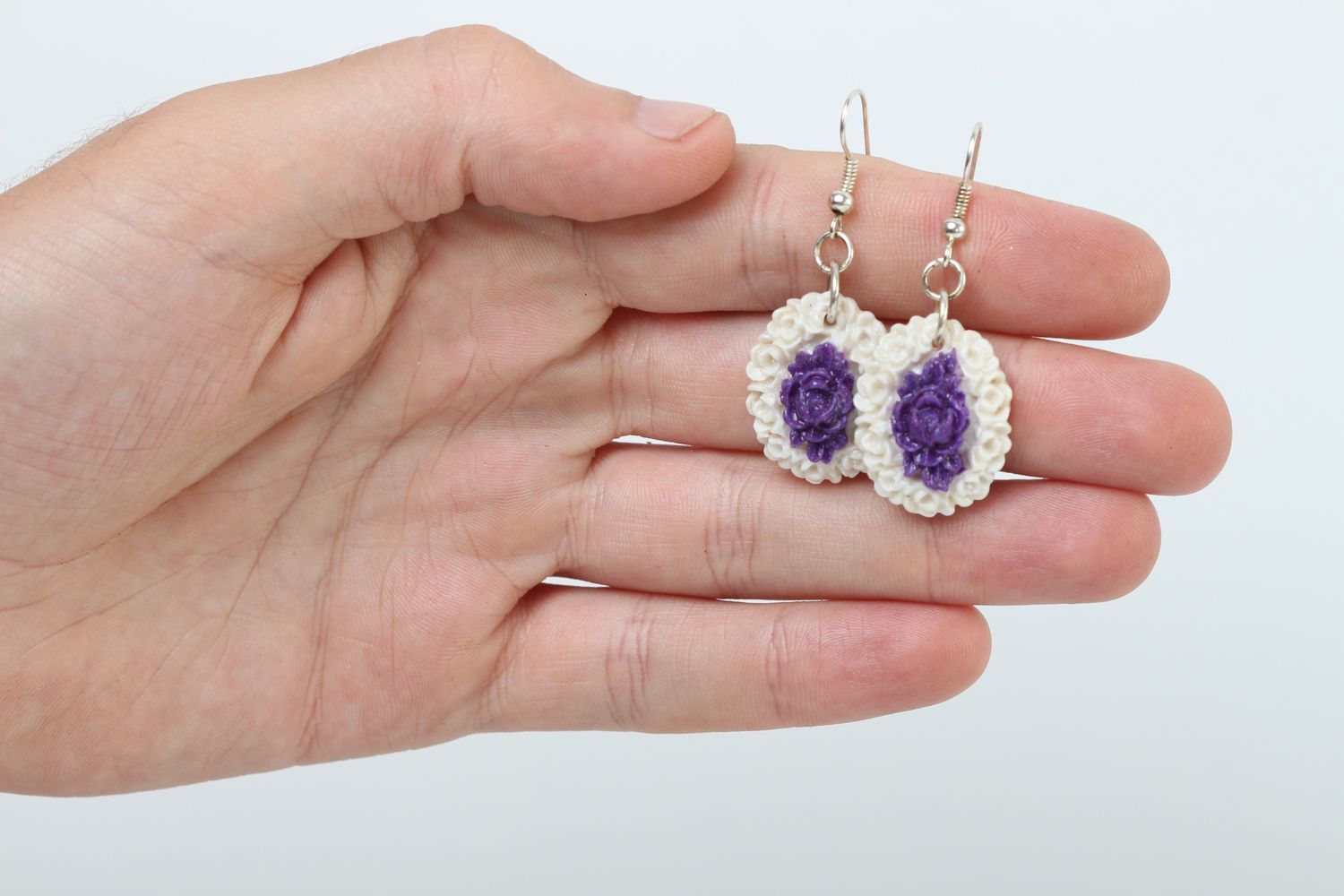 Boucles d'oreilles pendantes Bijou fait main ovales blanc-violet Cadeau femme photo 5