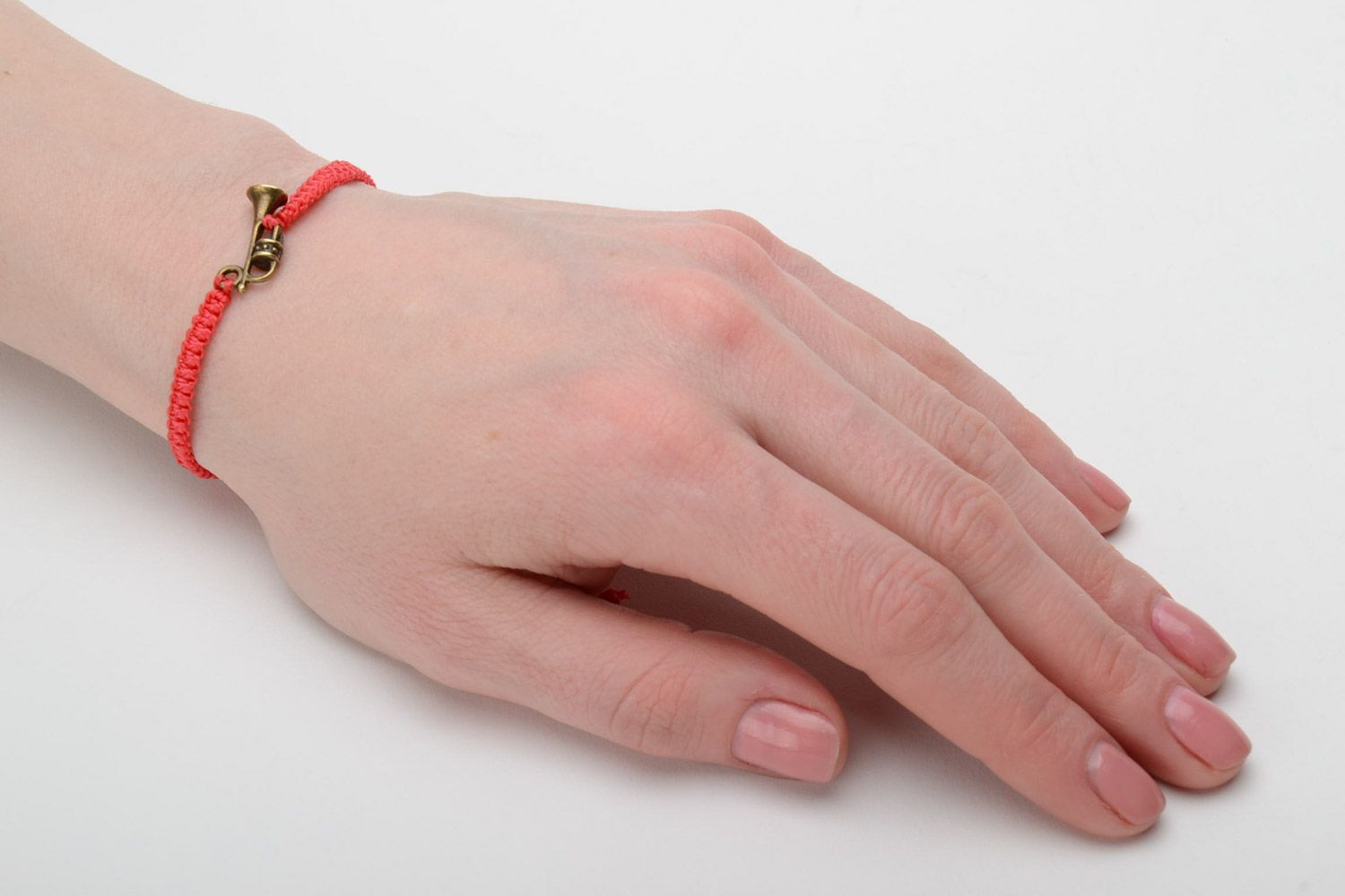 Плетеный браслет на руку из капроновых ниток красный с саксофоном handmade фото 2