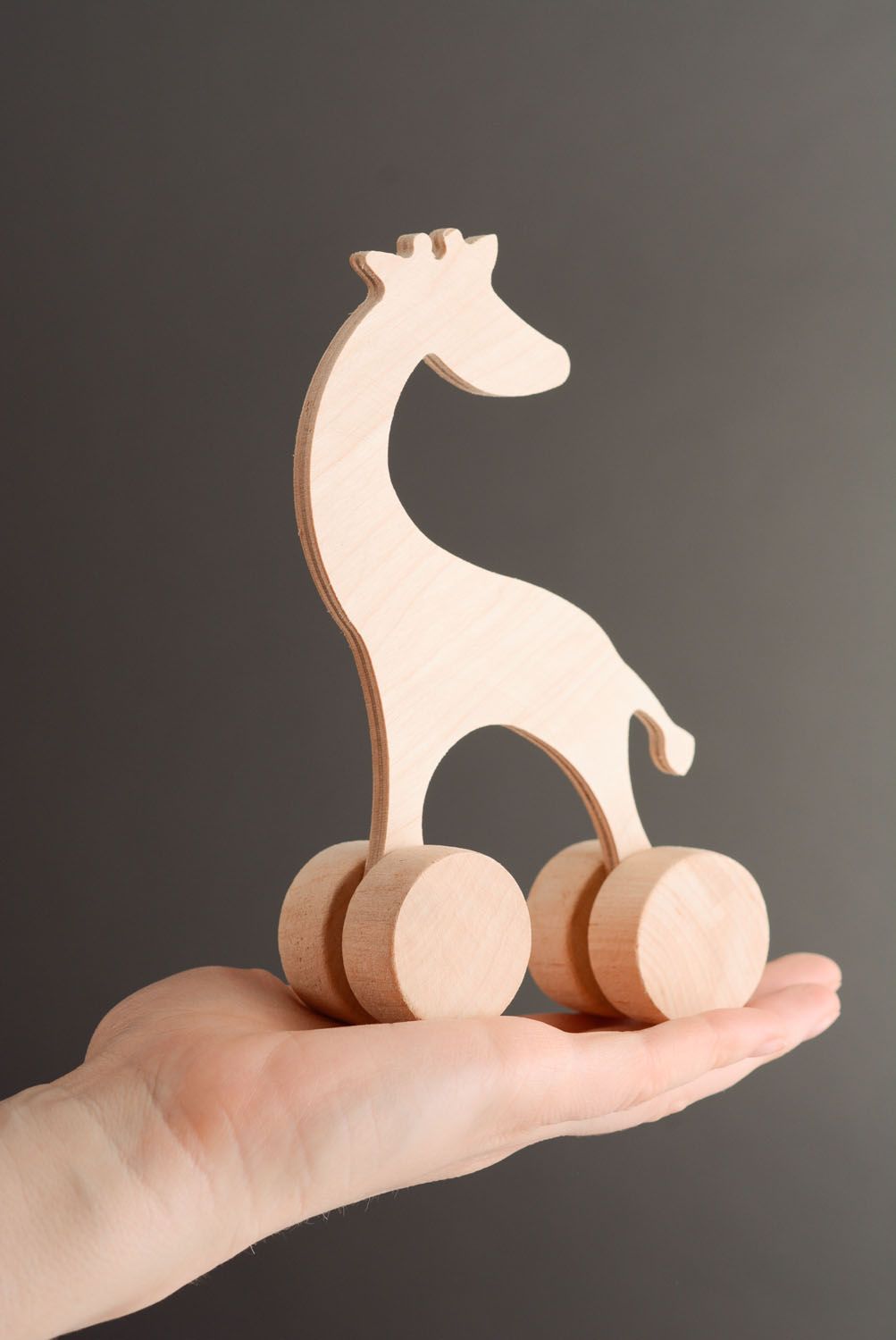 Brinquedo de madeira em forma de uma girafa  foto 3