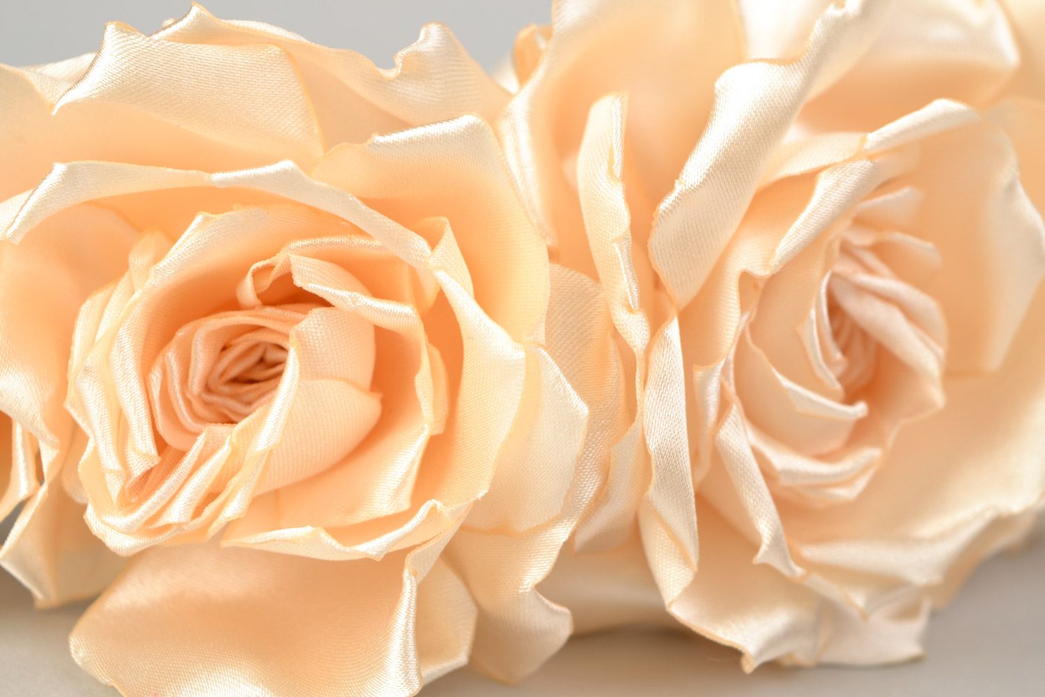 Diadema para el pelo de raso y satén con forma de rosas blancas hecha a mano foto 4