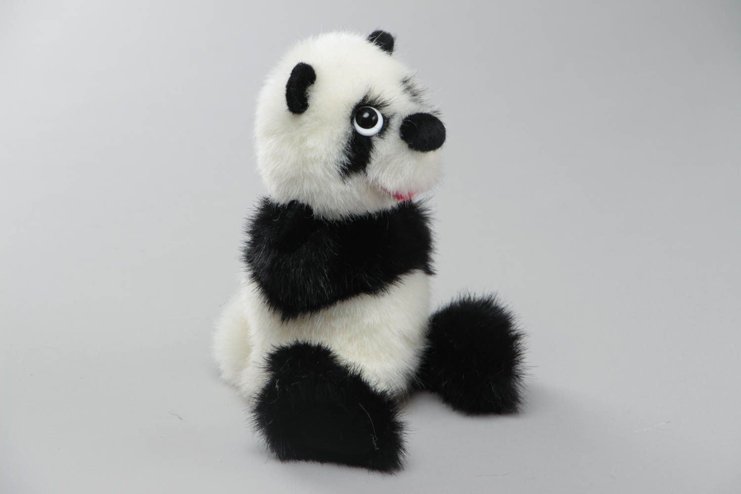 Panda Kuscheltier Handpuppe aus Kunstpelz handmade schwarz weiß klein foto 2
