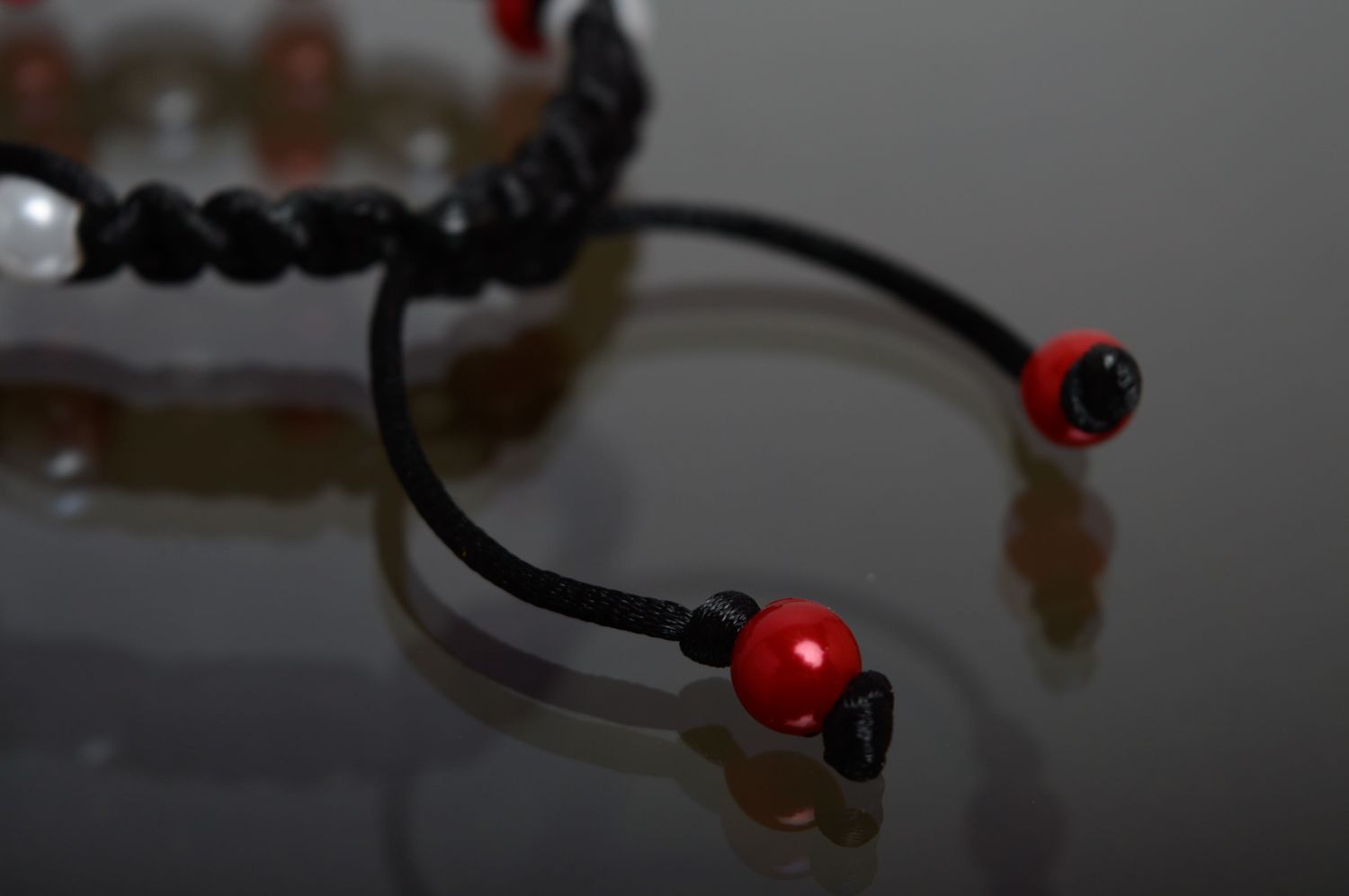 Bracelet macramé en lacet ciré et perles céramiques blanches et rouges fait main photo 4