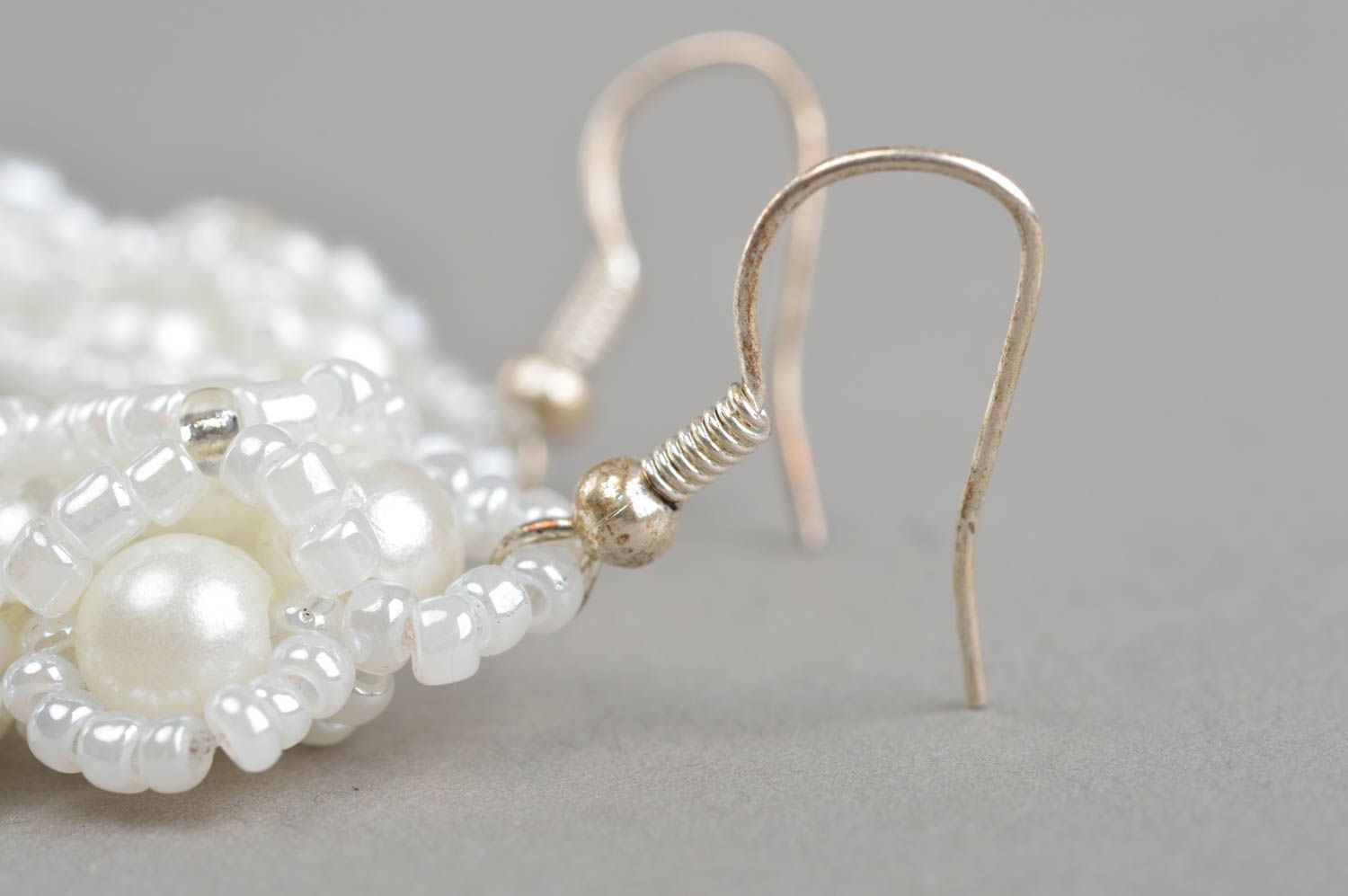 Boucles d'oreilles en perles de rocaille et fausses perles blanches faites main photo 4