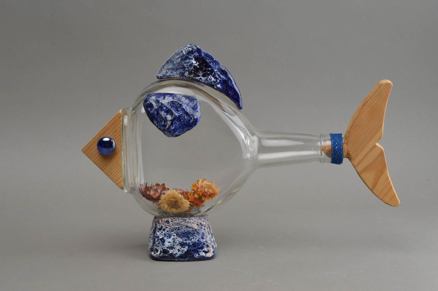 Статуэтка рыбы птицы на основе стеклянной бутылки ручной работы авторский декор фото 2