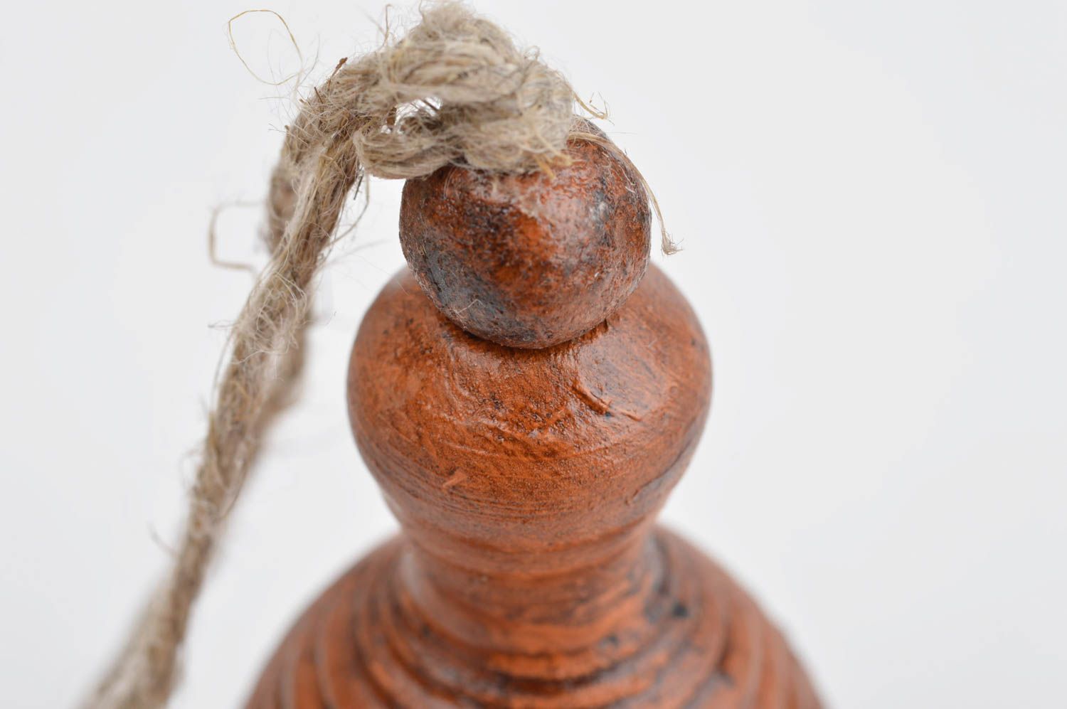 Глиняный сувенир ручной работы колокольчик из глины колокольчик сувенирный фото 4