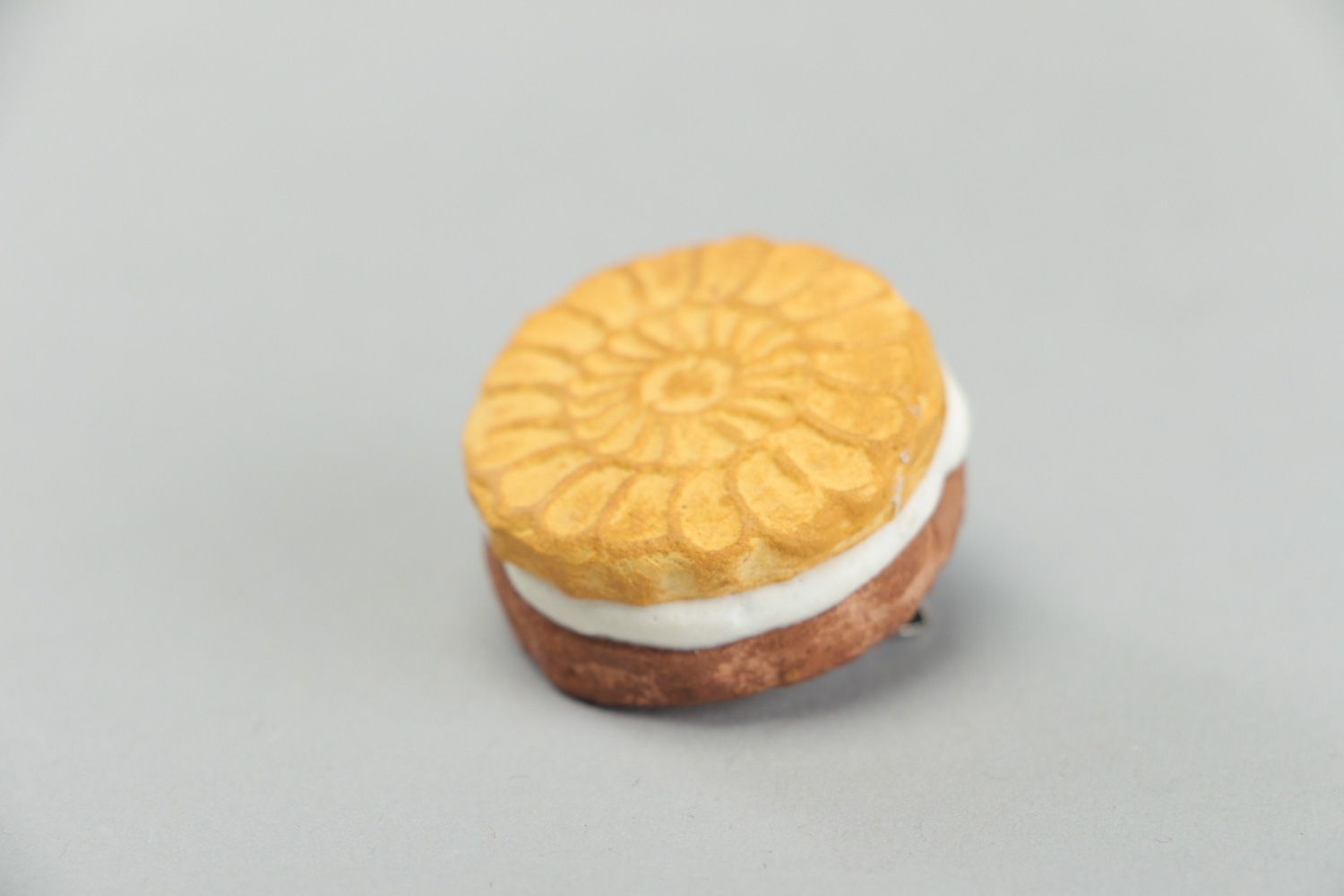 Kleine handgemachte Brosche aus Polymerton appetitlicher Keks mit Sicherheitsnadel  foto 1