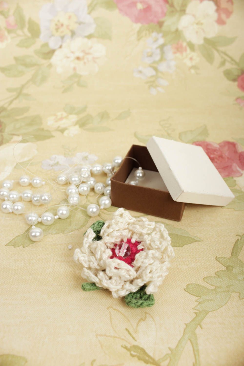 Broche fleur blanche Bijou fait main tricot en coton au crochet Cadeau femme photo 1