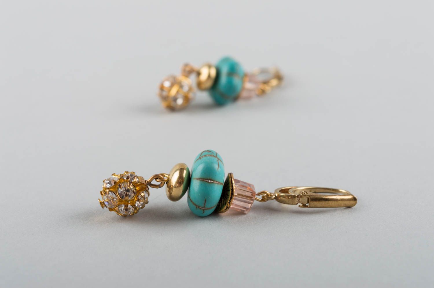 Boucles d'oreilles avec pierres naturelles de turquoise faites main pendantes photo 5