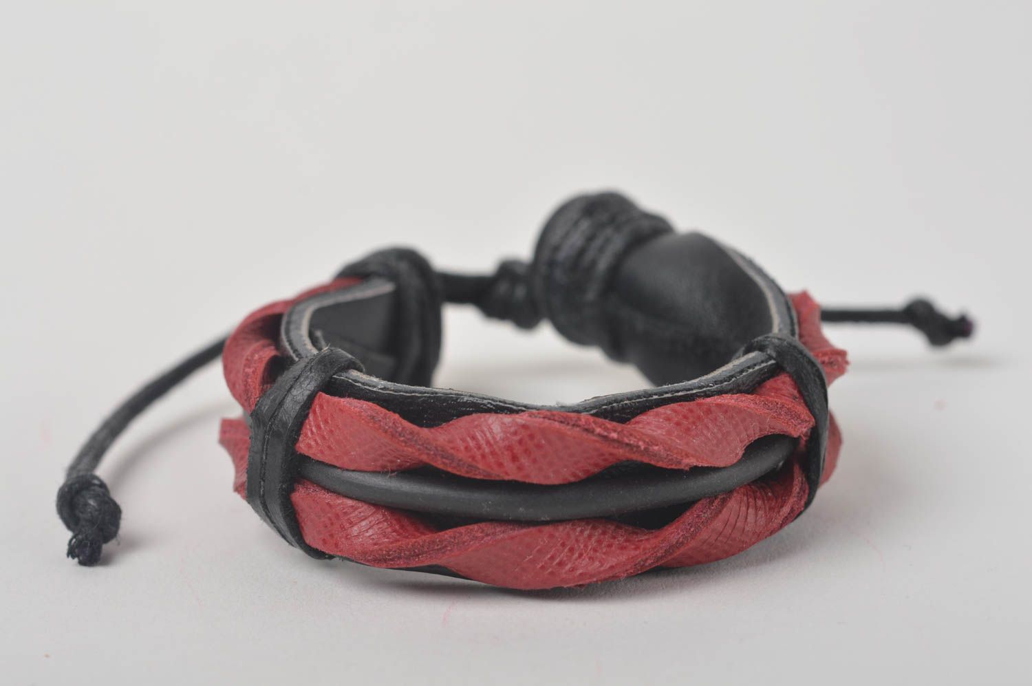 Bracelet cuir Bijoux fait main rouge noir original Accessoire cuir design photo 4