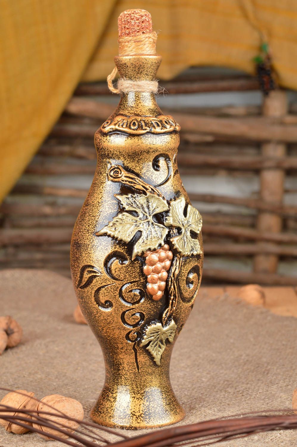 Bemalte schöne Ton Flasche mit Glasur Keramik Karaffe von Handarbeit in Braun foto 1