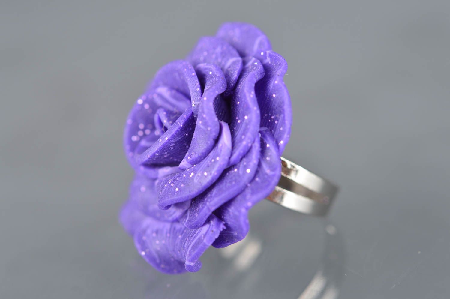 Lila handgemachter Ring mit Blume aus Polymerton in Modellierung Technik foto 1
