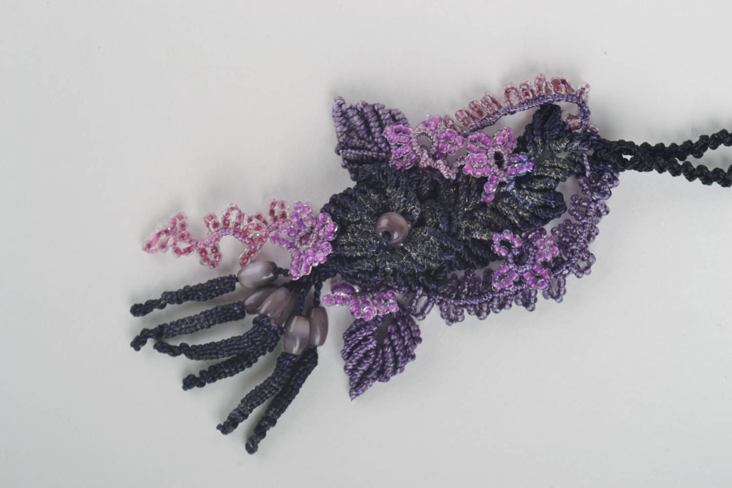 Украшение ручной работы фиолетовая подвеска на шею кулон из бисера анкарс фото 2