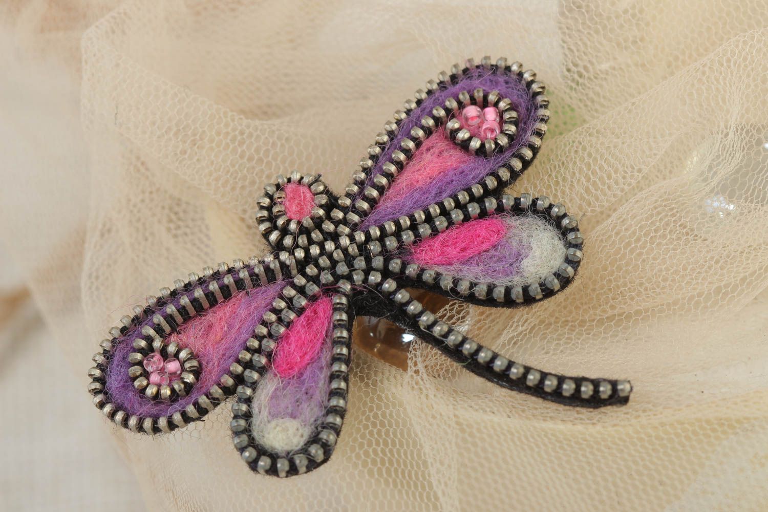Handgemachte Brosche aus Reißverschluss mit Elementen aus Wolle in Filzen Technik Libelle foto 1