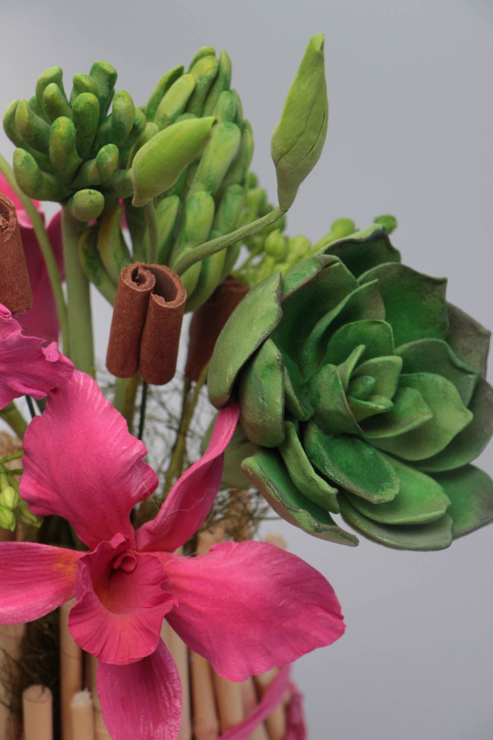 Komposition Blumen aus Polymerton handmade Bambusrohr und Erdschocke für Dekor foto 3