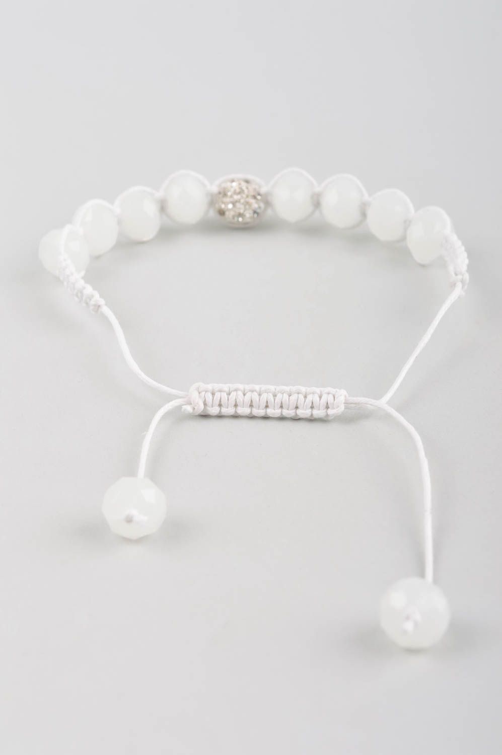 Bracelet fantaisie Bijou fait main blanc avec cristaux Accessoire femme photo 3