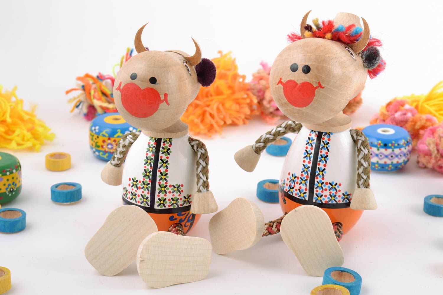 Deux petites poupées en bois jouets originaux écologiques peints faits main photo 1