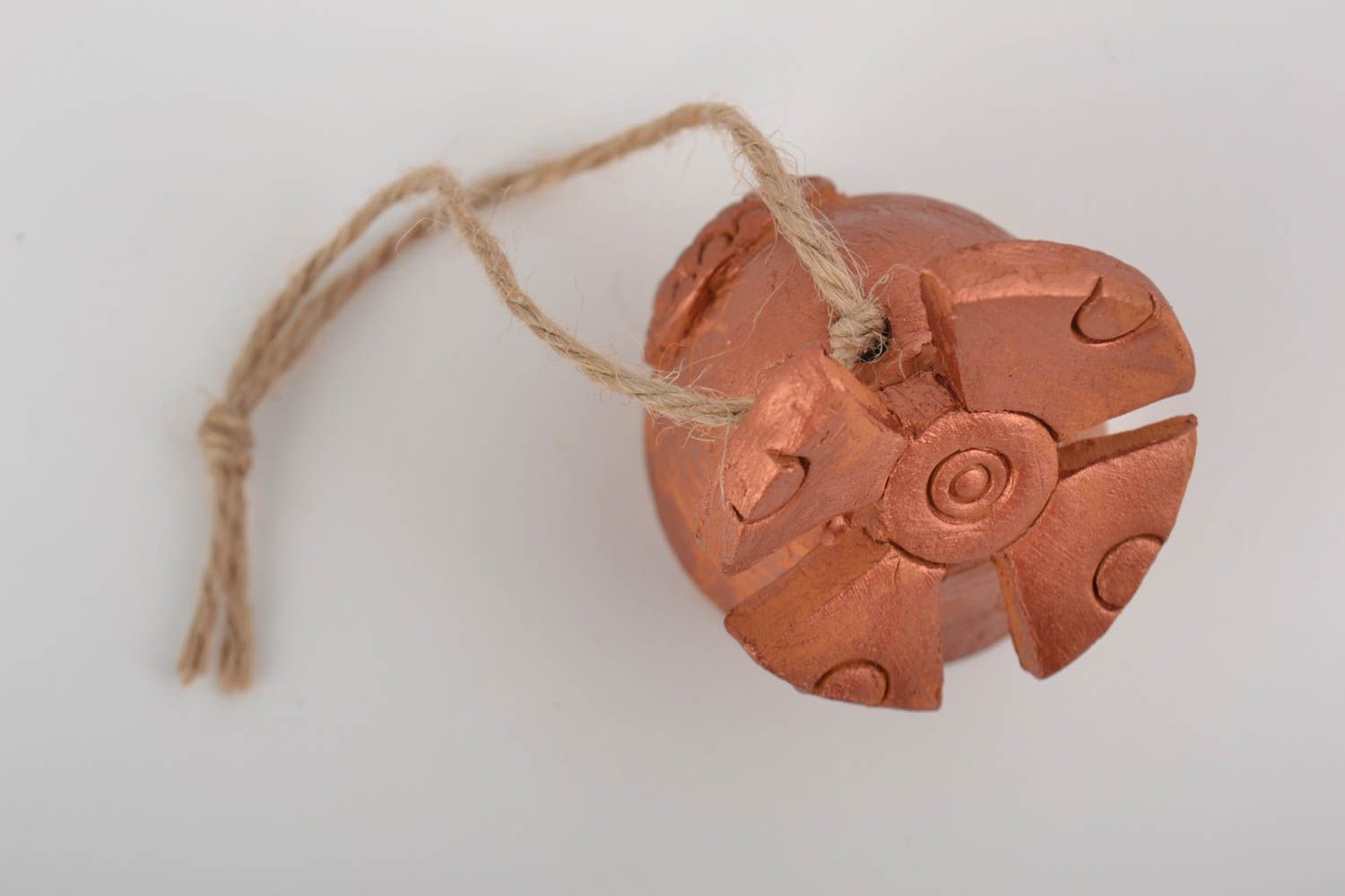 Petite clochette en céramique peinte brune faite main en forme de moulin photo 5