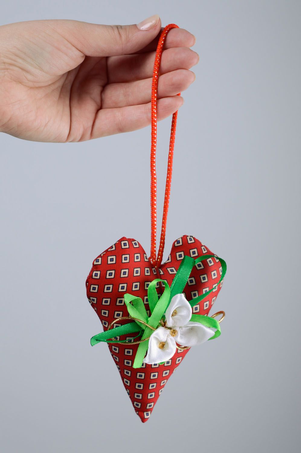 Suspension décorative cœur en tissu rouge faite main photo 4