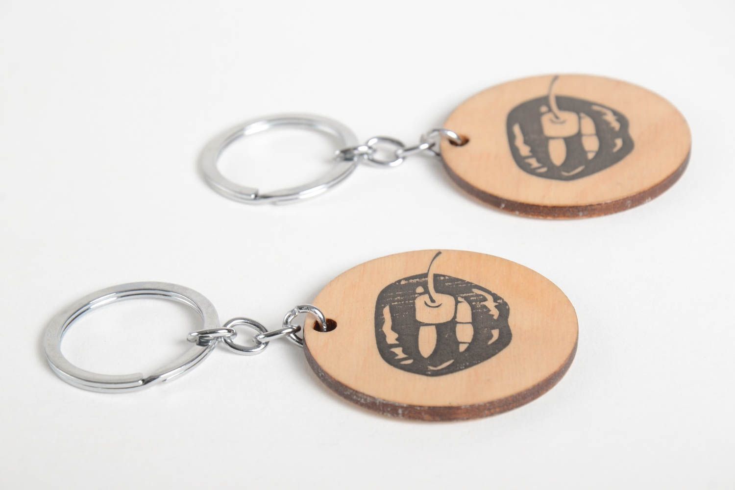 Porte-clés en bois faits main ronds avec lèvres 2 pièces Accessoires design photo 5