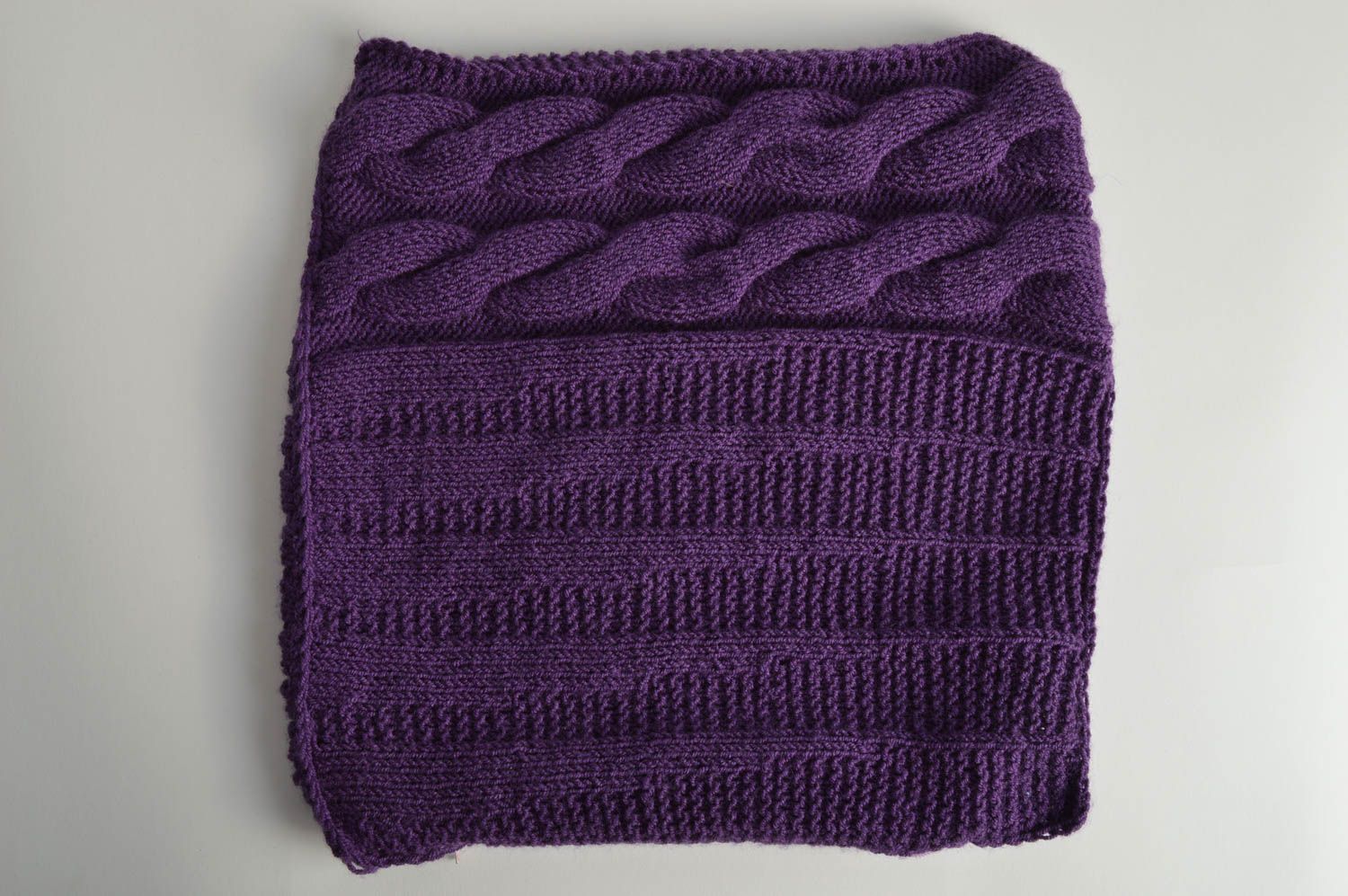 Funda de almohada tejida con dos agujas artesanal original de color violeta foto 2