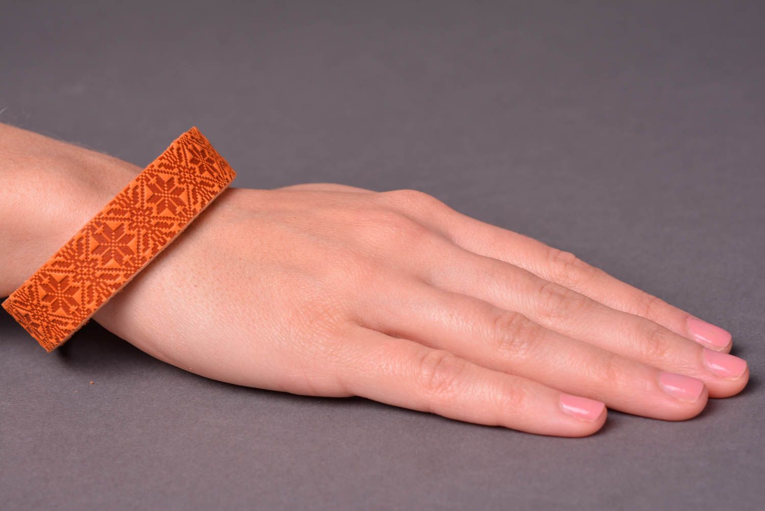 Кожаный браслет ручной работы аксессуар из кожи яркий браслет на руку с узором фото 1