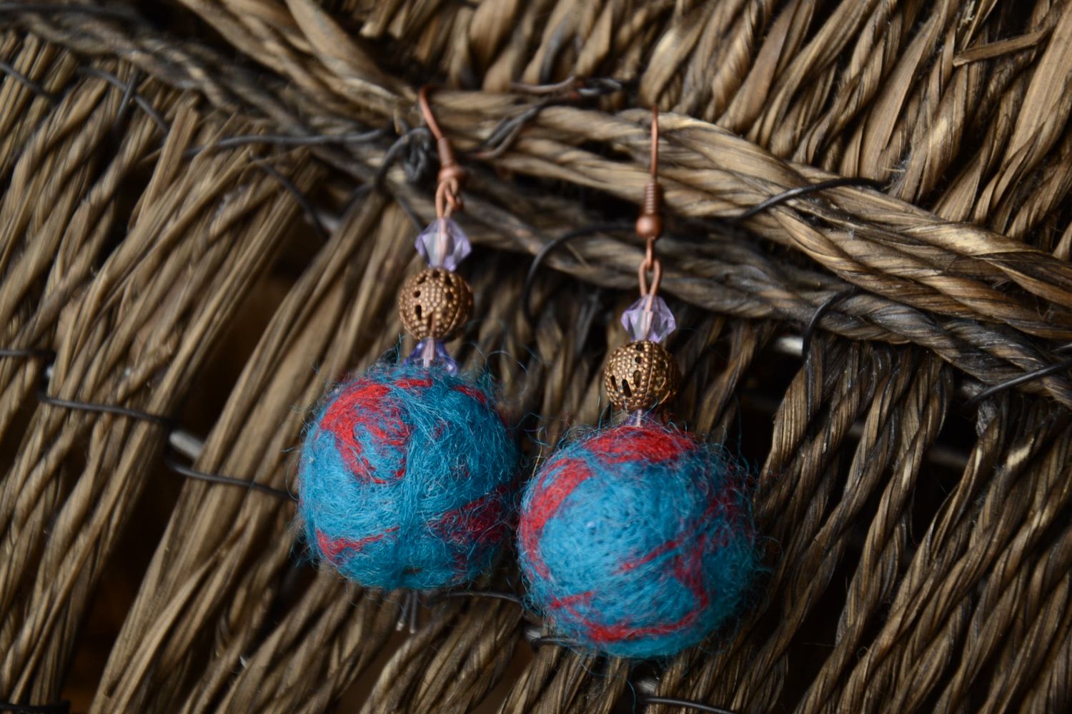 Boucles d'oreilles boules en laine feutrée bleues faites main photo 1