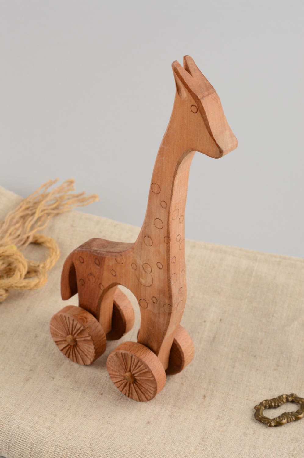 Girafe à roulettes faite main en bois statuette écologique jouet pour enfant photo 1