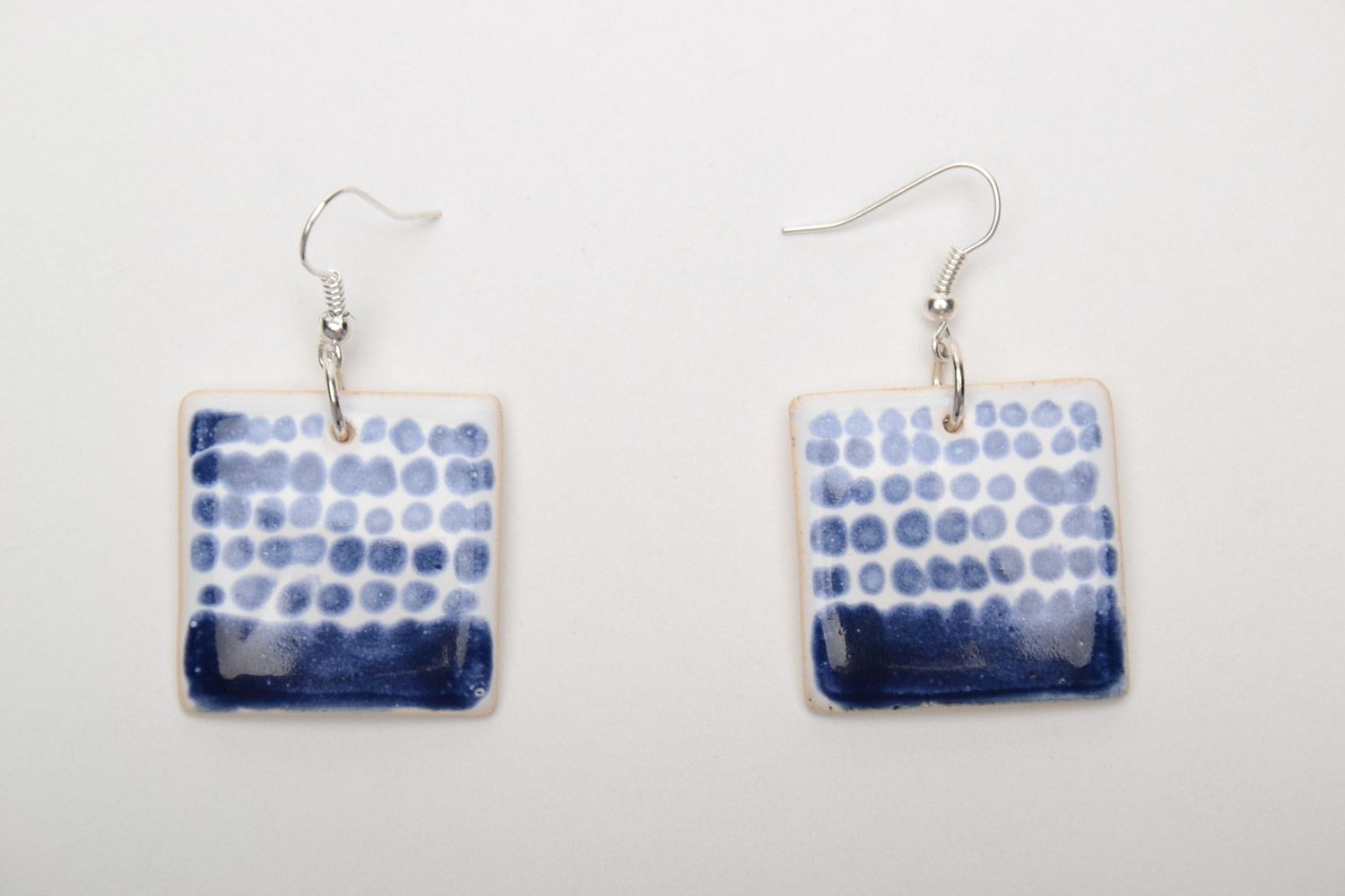 Синие квадратные серьги с подвесками из белой глины ручной работы нарядные  фото 5