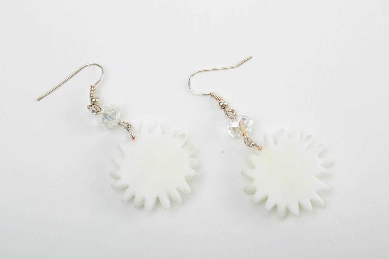 Handmade small tender floral polymer clay dangling earrings white chamomiles photo 5