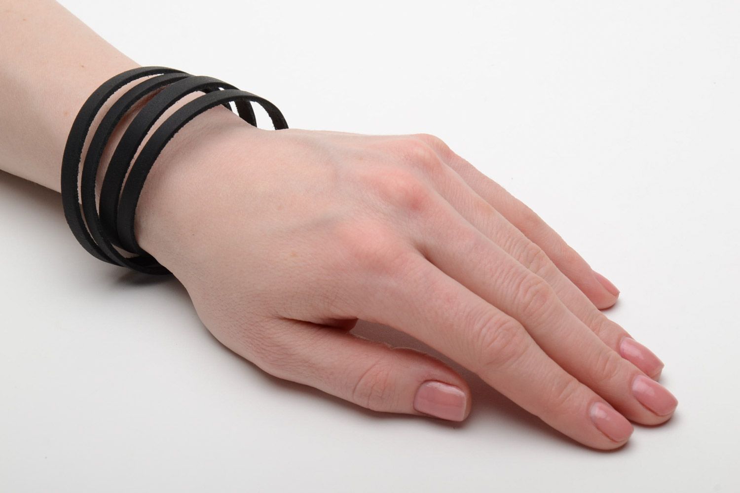 Bracelet multirang en cuir naturel noir fait main design boutons-pression photo 2