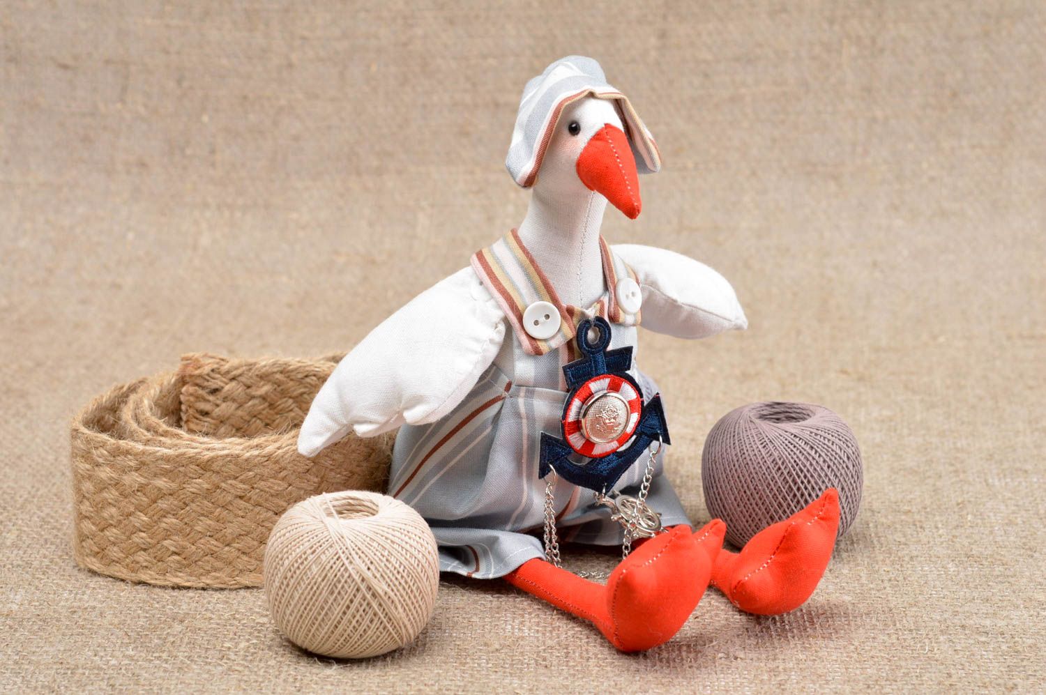 Juguete artesanal pato con vestido y gorro peluche original regalo para niños foto 1