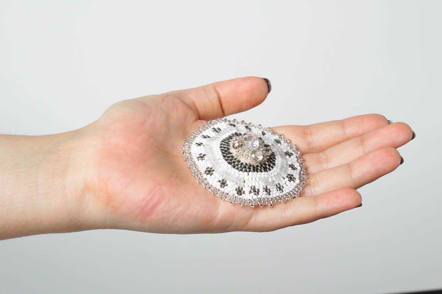 Jolie broche faite main en perles de rocailles Accessoire pour femme design photo 2