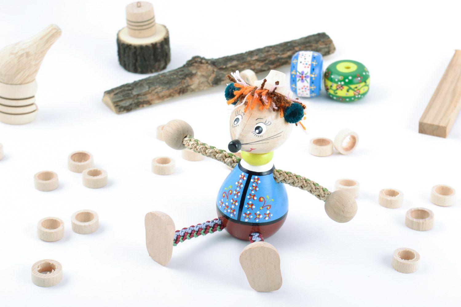 Деревянная эко игрушка мышка с лапками маленькая ручной работы красивая смешная фото 1