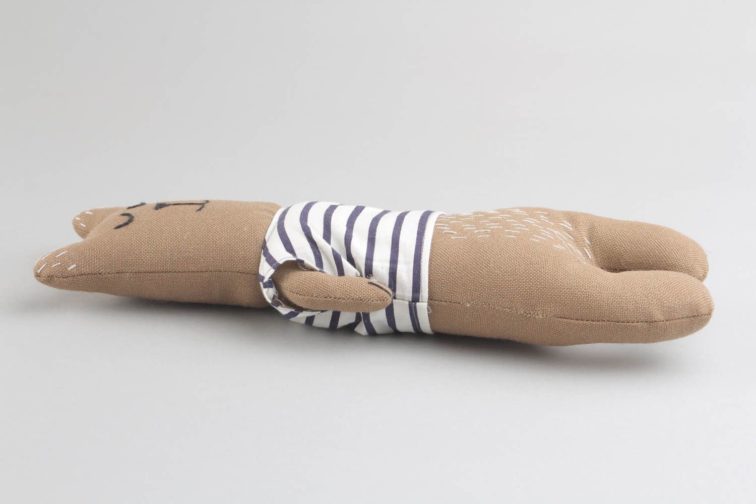 Brinquedo macio têxtil feito à mão de tecido para decoração do interior de materiais naturais Ursinho foto 3