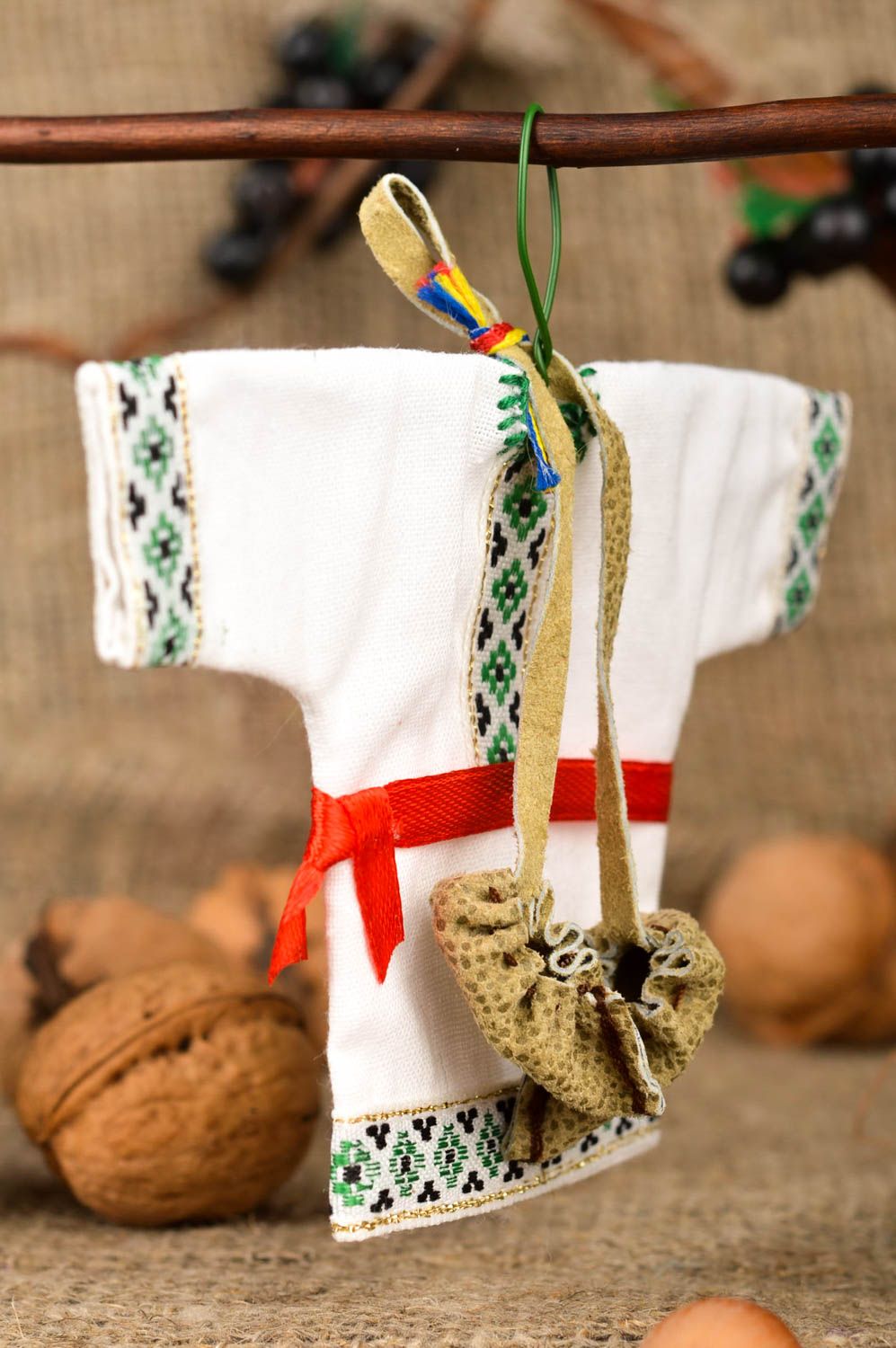 Elemento decorativo hecho a mano camisa étnica con zuecos adorno para casa foto 1